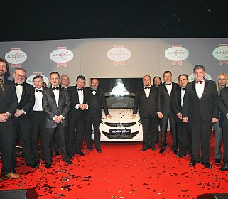 Oficialii Hyundai au preluat premiul Autobest 2012, obtinut cu modelul Hyundai Elantra