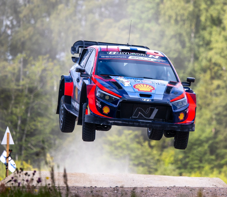 Echipajele Hyundai Motorsport lupta pentru victorie in Raliul Estoniei