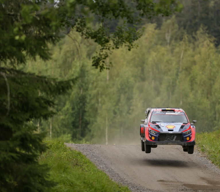 Thierry Neuville si Hyundai Motorsport lupta pentru victorie in Raliul Finlandei